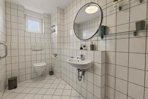 布雷滕Lara - Stilvolle 3-Zimmer-Unterkunft im Herzen von Bretten的白色瓷砖浴室设有水槽和卫生间 更多28张照片