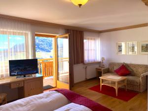 Μια τηλεόραση ή/και κέντρο ψυχαγωγίας στο Hotel Schöne Aussicht