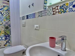 Et badeværelse på Casa di Rosa - 500m from the beach + 16 billeder