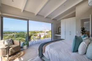 克乌尔伯姆斯特兰德Seagull View Sand的一间卧室，里面有一张床和一扇大窗户。