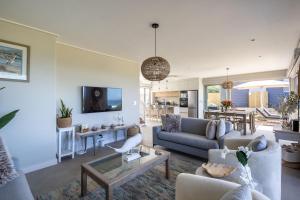 克乌尔伯姆斯特兰德Seagull View Sand的客厅里有一张沙发和一张桌子。