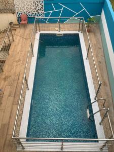 una vista aérea de una piscina vacía en InfiniStay, en Abiyán