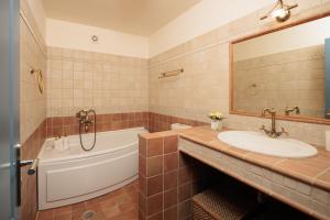 纳克索乔拉Naxian Sky Villa - Aegean Sunset Hilltop Bliss的带浴缸、水槽和浴缸的浴室 更多99张照片