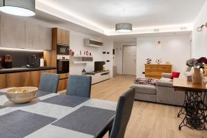 San SebastianoAppartamento Laris的配有桌子和沙发的厨房和客厅