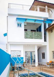 Casa blanca con balcón y terraza en InfiniStay, en Abiyán