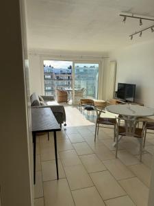 Televiisor ja/või meelelahutuskeskus majutusasutuses Residence Wembley with sea view