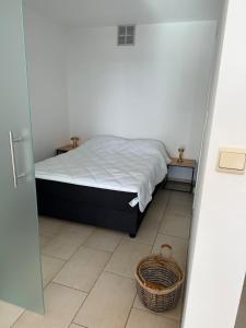 Voodi või voodid majutusasutuse Residence Wembley with sea view toas