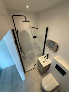 Vannituba majutusasutuses Residence Wembley with sea view