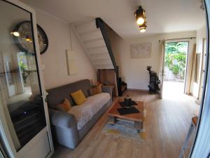 una sala de estar con un sofá y una mesa en Ti Kaz Bananier, en Saint-Gilles-les Hauts