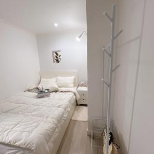 Ένα ή περισσότερα κρεβάτια σε δωμάτιο στο 부천역 300m 초역세권 여행자 숙소