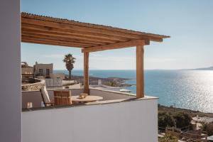 纳克索乔拉Naxian Sky Villa - Aegean Sunset Hilltop Bliss的从房子的阳台上欣赏海景
