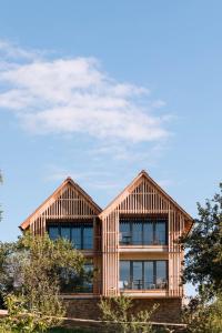 una casa de madera con ventanas laterales. en SCHILCHERLANDLEBEN - Hochgrail, en Greisdorf