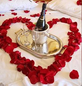 罗马Trevi Luxury Loft - Modern Design Apartment的心形桌上摆放着一瓶葡萄酒和一些酒杯