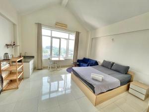 a bedroom with a bed and a desk and a kitchen at CHILLING SUDIO 11 Trinh Cong Son close Ho Tay vs Lotte mail ! in Hanoi