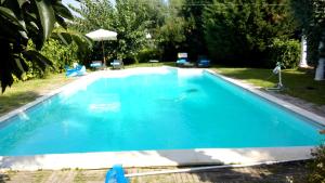 a large blue swimming pool in a yard at Resort Siranita in Ercolano