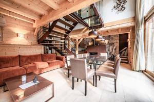 Chalet Inari Chamonix - by EMERALD STAY في شامونيه مون بلان: غرفة معيشة بها أريكة وطاولة +37 صورة