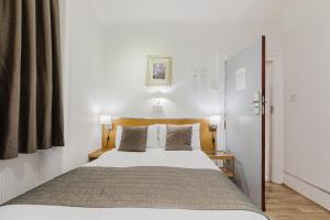 Postel nebo postele na pokoji v ubytování The Chapter Hotels - Falcon Hotel