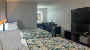 Giường trong phòng chung tại Studio 6 Spindale, NC Forest City