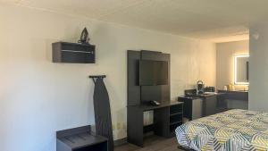 Nhà bếp/bếp nhỏ tại Studio 6 Spindale, NC Forest City +20 ảnh