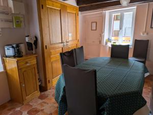 TenaySous les Etoiles du Bugey的有绿色桌子和椅子的餐厅 更多32张照片