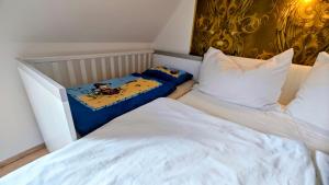 Dos camas una al lado de la otra en una habitación. en Ferienhaus am HerbstHof, en Leutschach 39 fotos más