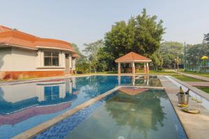 Bazén v ubytování SaffronStays Emerald Farms nebo v jeho okolí