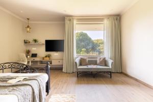 TV a/nebo společenská místnost v ubytování SaffronStays Emerald Farms