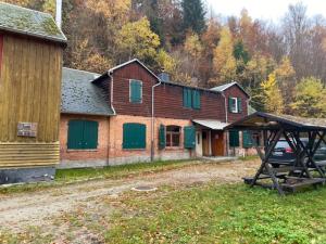 Το κτήριο όπου στεγάζεται  η παραθεριστική κατοικία +3 φωτογραφίες