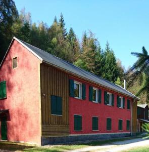 Το κτήριο όπου στεγάζεται  η παραθεριστική κατοικία