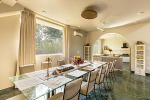 Posezení v ubytování SaffronStays Emerald Farms