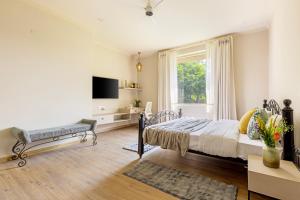 Postel nebo postele na pokoji v ubytování SaffronStays Emerald Farms + 27 fotografií