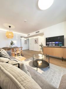 un salon avec un canapé et une table dans l'établissement Casa Levante Calpe - Beachfront, 2 pools, sea view, à Calp