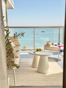 un salon avec vue sur l'océan dans l'établissement Casa Levante Calpe - Beachfront, 2 pools, sea view, à Calp