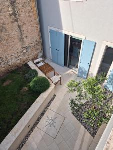 un patio con un banco junto a un edificio en Concha Aurea Apartments, en Sveti Juraj