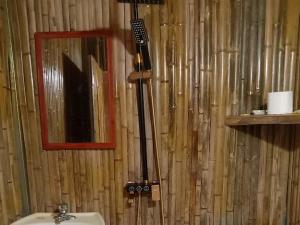 Hoàng Su PhìBình Minh homestay的浴室墙上画着一只黑猫。