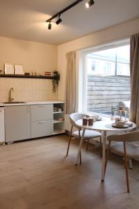 Nhà bếp/bếp nhỏ tại Maison Côte - Moderne Studio met Privé Tuin, Nabij Strand & Circuit