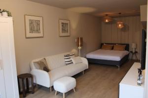 Giường trong phòng chung tại Maison Côte - Moderne Studio met Privé Tuin, Nabij Strand & Circuit