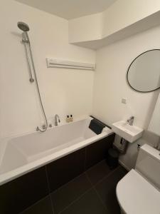 Phòng tắm tại Maison Côte - Moderne Studio met Privé Tuin, Nabij Strand & Circuit +18 ảnh