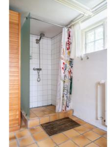 Ένα μπάνιο στο Lyst og rummeligt kælderværelse +8 φωτογραφίες