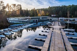 einen Yachthafen mit im Wasser angedockten Booten in der Unterkunft Vidok Apartamenty, Sun & Snow in Olsztyn