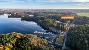 Luftaufnahme eines Sees mit einem Schild mit der Aufschrift „Wolfgang-Konzentration“ in der Unterkunft Vidok Apartamenty, Sun & Snow in Olsztyn + 12 Fotos