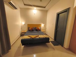 a bedroom with a bed in a room at Apex Inn Manyata in Bangalore