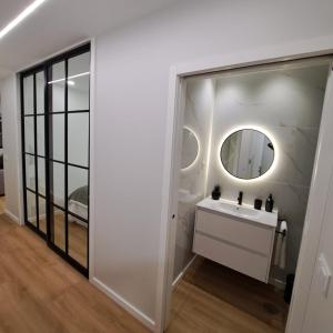 une salle de bains avec un lavabo et un miroir dans l'établissement Alameda Apartments 2, à Trofa