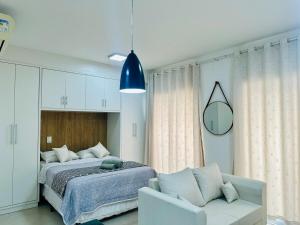 Super Loft 4 في ساو جوزيه دو ريو بريتو: غرفة نوم بها سرير وأريكة