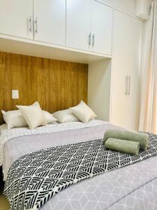 Super Loft 4 في ساو جوزيه دو ريو بريتو: غرفة نوم بسرير كبير مع خزائن بيضاء