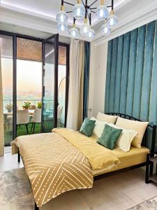 Postel nebo postele na pokoji v ubytování Modern Stroy 40 by Royal Rentals