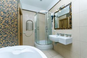 Ένα μπάνιο στο One bedroom, Luxury, 13 Khreshchatyk str, Maidan +14 φωτογραφίες