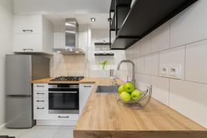 una cocina con un tazón de manzanas en una encimera en Apartament w Centrum Warszawy - Dworzec Centralny, en Varsovia