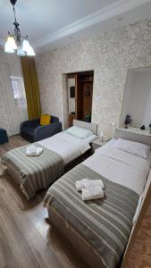 Dos camas en una habitación de hotel con toallas encima. en Hotel bereka, en Mtskheta