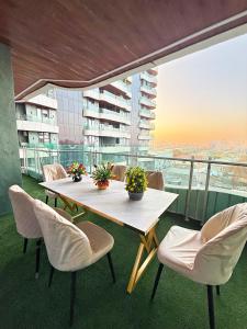 Balkón nebo terasa v ubytování Modern Stroy 40 by Royal Rentals + 32 fotografií